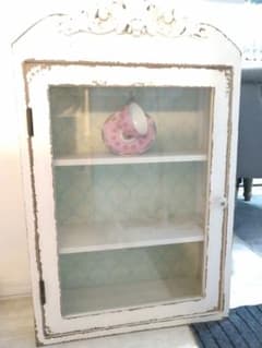 シャビーシック　クラシカル　ホワイトガラスケース 3段 壁掛け可能 シャビーシック クラシカル ホワイトガラスケース 3段 壁掛け可能