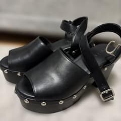 て*る様 AZUL by moussy 厚底 スタッズ サンダル ブラック　Mのサムネイル