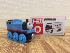【専用　トーマスのみ】木製トーマス & 【新品】ハッピーセット トミカのサムネイル