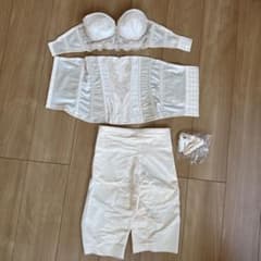 Four Sis & Co. ブライダルインナーセットのサムネイル