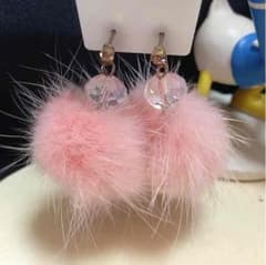 ピンクファーピアスのサムネイル