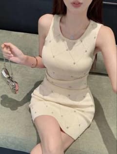 SHEIN ラインストーン付き ニットミニワンピース ベージュのサムネイル
