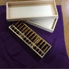 金色のそろばんのサムネイル