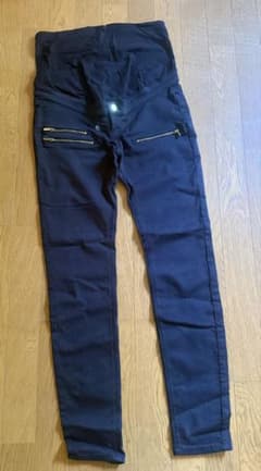 H&M マタニティデニムと黒のズボン　2本セットのサムネイル