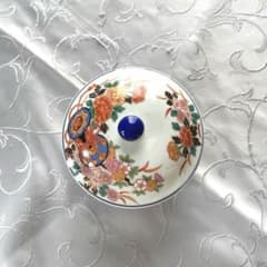 有田焼 清秀作 錦松梅 古伊万里蓋つき煮物椀 色とりどりの花柄(新品、未使用)のサムネイル