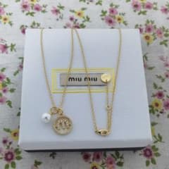 MiuMiu ロゴ ネックレス パールチャーム ラインストーン - メルカリ