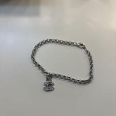 Chanel シルバーブレスレット ロゴチャーム付きのサムネイル