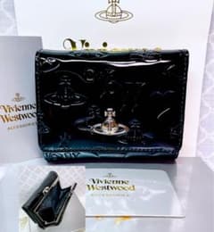 内側に素敵な柄♡新作】Vivienne Westwood 折財布 エナメル 黒 - メルカリ