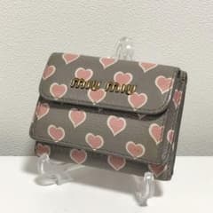 「人気モデル・希少」miu miu  3つ折り財布　ハート　グレー　ピンクのサムネイル