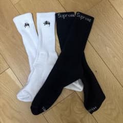 ステューシーの靴下とシュプリームの靴下のサムネイル
