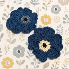 ハンドメイド かぎ針編み 花型コースター 2枚セットのサムネイル