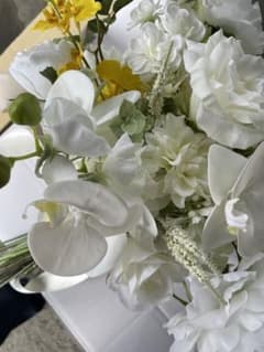 造花の花束 ホワイトオーキッドとバラ入りのサムネイル