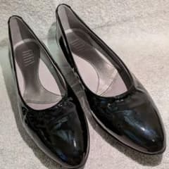 【美品】fitfit ポインテッドパンプスニーカー エナメルブラックのサムネイル