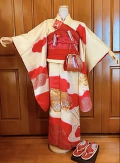 お値下げ】ハーフ成人式 正絹 御所車の金駒刺繍入りお振袖に鞠の柄の
