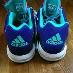 adidas スニーカーのサムネイル
