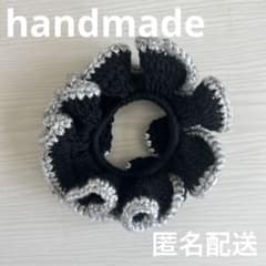 ハンドメイド】 フリル シュシュ ブラック×シルバー - メルカリ