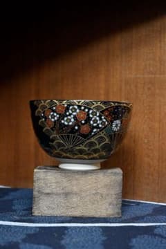 抹茶椀 黒に鮮やかな絵柄 箱無し - メルカリ