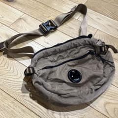 C.P. COMPANYシーピーカンパニーボディバッグ NYLON B カーキのサムネイル