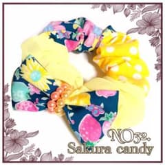 NO32. リボンパールのシュシュ【花柄ネイビー×黄】のサムネイル