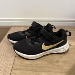 Nike ブラック ゴールド スニーカー　18.5センチのサムネイル