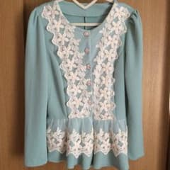 刺繍レースと花びら模様が可愛い✨未使用ペプラムジャケットのサムネイル