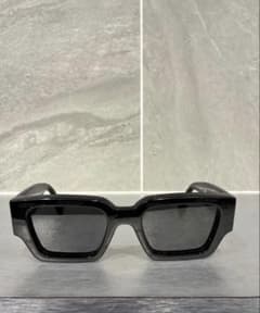 Off-White サングラス ブラック ゴールドロゴのサムネイル