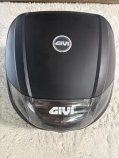 GIVI ブラック トップケース 鍵付き　35Lのサムネイル