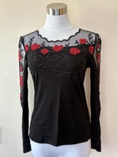 【美品】黒 赤 花柄刺繍 長袖 トップスのサムネイル
