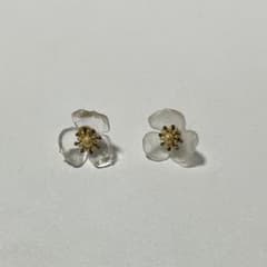 両耳用ピアス② ホワイト&ゴールド　フラワーモチーフのサムネイル