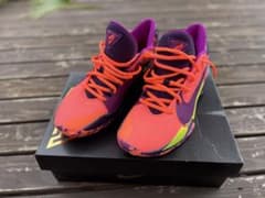 新品　NIKE ZOOM FREAK 2のサムネイル