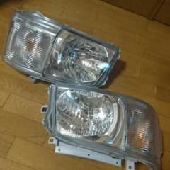 純正 ハイエース 200系 ヘッドライトのサムネイル