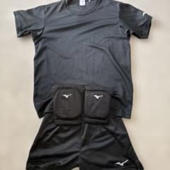 Mizuno ブラック Tシャツとショーツセット Lサイズ 膝当て付きのサムネイル