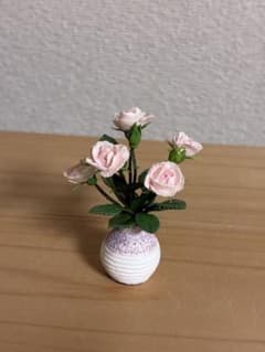 ミニチュアフラワー　薔薇の花瓶　ハンドメイド ドル活小物　送料無料のサムネイル