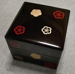 重箱 3段 花模様 黒 赤 金のサムネイル