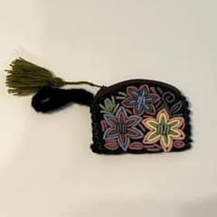 メキシコ・チアパス製 刺繍ミニポーチ ダークブラウン 大ぶりの花 タッセル付きのサムネイル