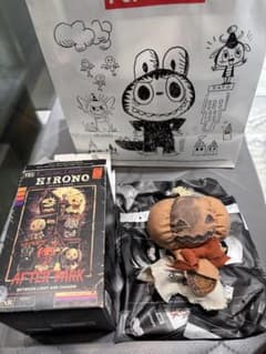 POP MART Hirono After Dark ぬいぐるみキーホルダーのサムネイル