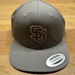 グレー スナップバックキャップ SとCロゴのサムネイル