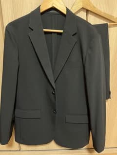 ユニクロ UNIQLO 黒 感動ジャケット パンツ セットアップのサムネイル