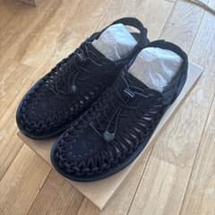 KEEN UNEEK ブラックサンダルのサムネイル