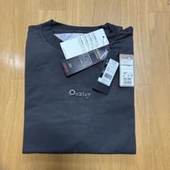 新品未使用　オークリー　長袖Tシャツのサムネイル