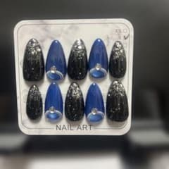 ネイルチップ ネイビー×ブラック ラメ ストーン　アーモンドのサムネイル