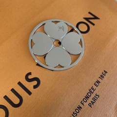 Louis Vuitton ハートモチーフ　クローバー　チャームのサムネイル