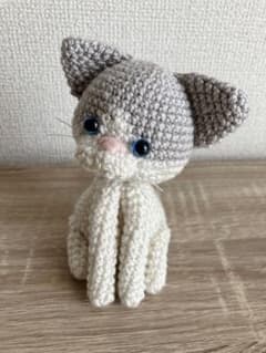 ハンドメイド あみぐるみ 猫 グレー×ホワイト　ブルーアイのサムネイル