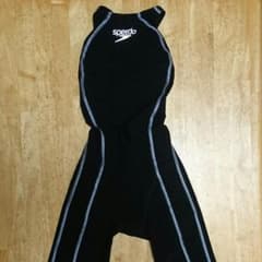 新品タグ付きspeedo競泳水着Sサイズのサムネイル