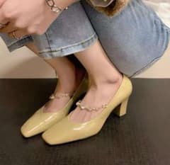 パールチェーン付き エナメルパンプス ベージュのサムネイル