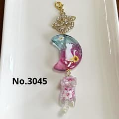 No.3045 ジャンピングねこと手染めビーズのチャーム - メルカリ