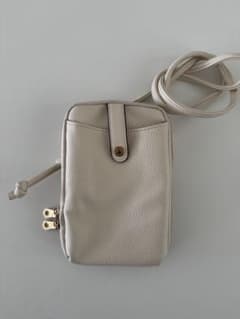《美品》お財布にもなるスマホショルダー バッグ ウォレットバック アイボリーのサムネイル