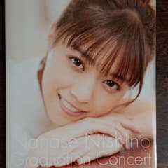 西野七瀬 卒業コンサートフォトブック 表紙B版のサムネイル