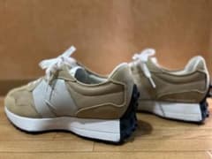 New Balance ベージュ スニーカー27.0cmのサムネイル