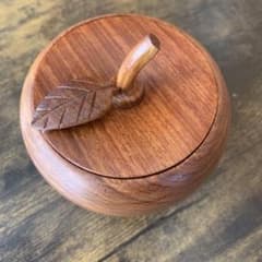 木工品　　木目の美しいりんごの形の小物入れのサムネイル